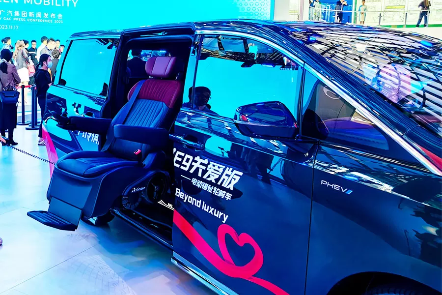 xindetechs-detachable-swivel-seat-debuts-at-guangzhou-auto-show-3.jpg