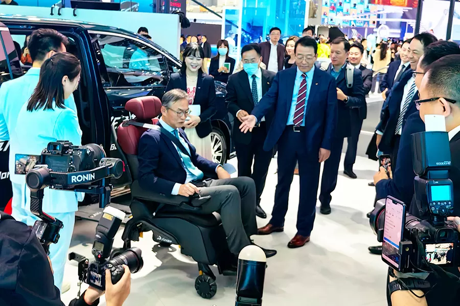 xindetechs-detachable-swivel-seat-debuts-at-guangzhou-auto-show-6.jpg
